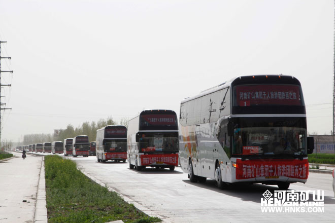 行進(jìn)中的車隊(duì)，浩浩蕩蕩，蔚為壯觀.jpg